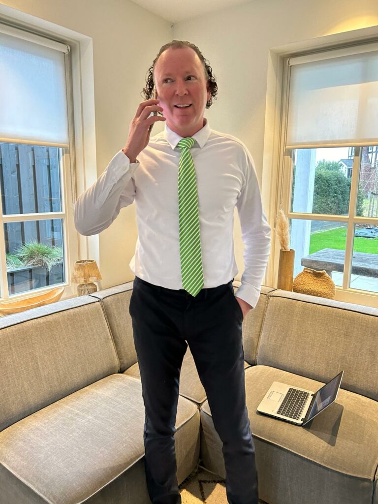 foto van Bob Willemsen die staat te telefoneren