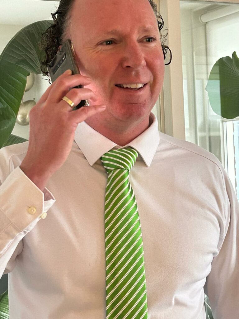 foto van Bob Willemsen die staat te telefoneren