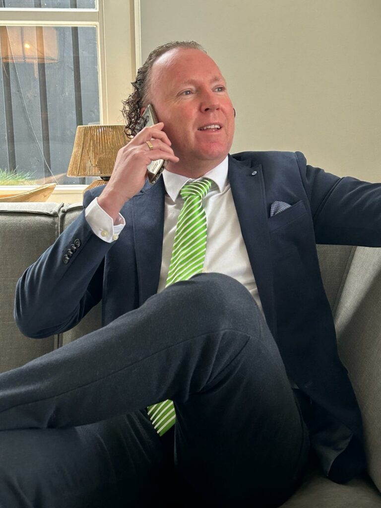 foto van Bob Willemsen zitten op een bank die in gesprek is